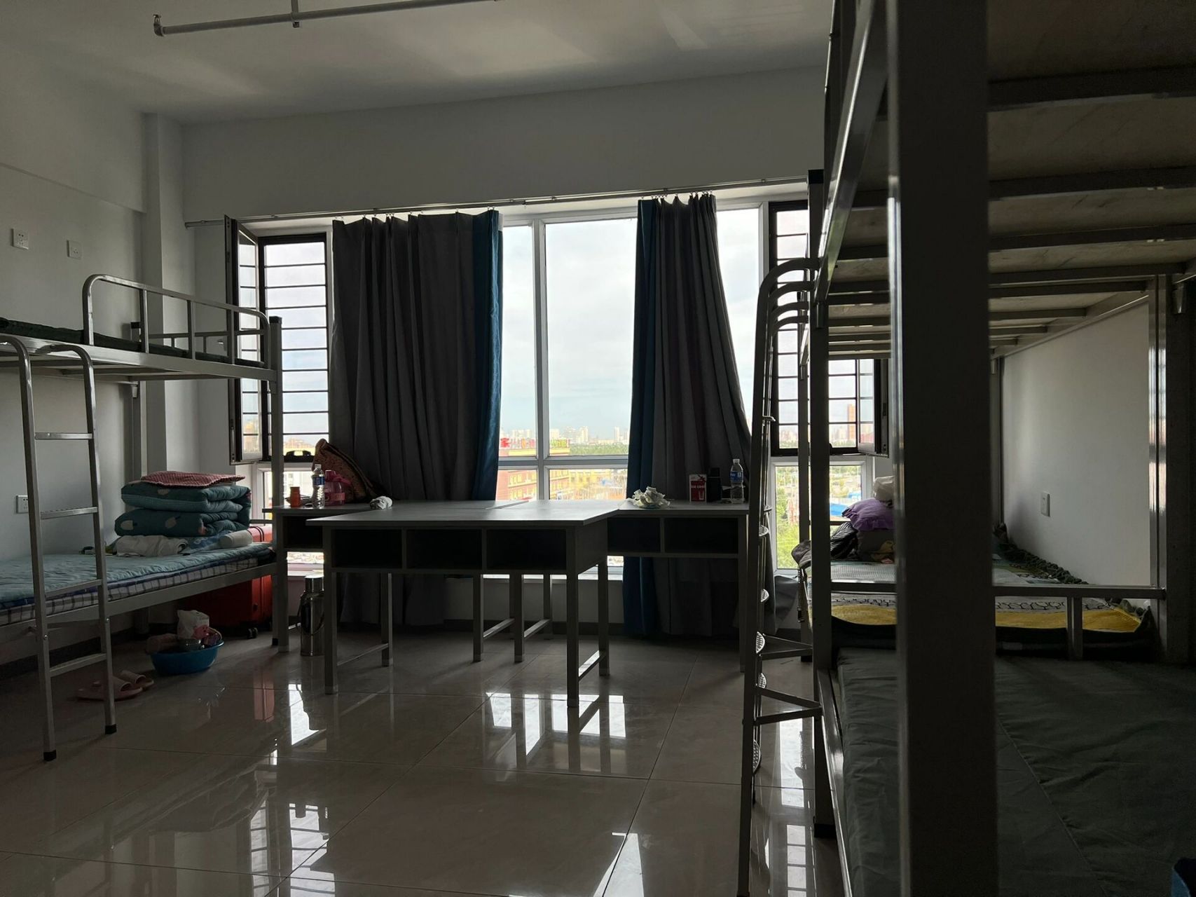 内民大研究生宿舍 中大间宿舍 10个床位住8个人,有一个同学走读,现在