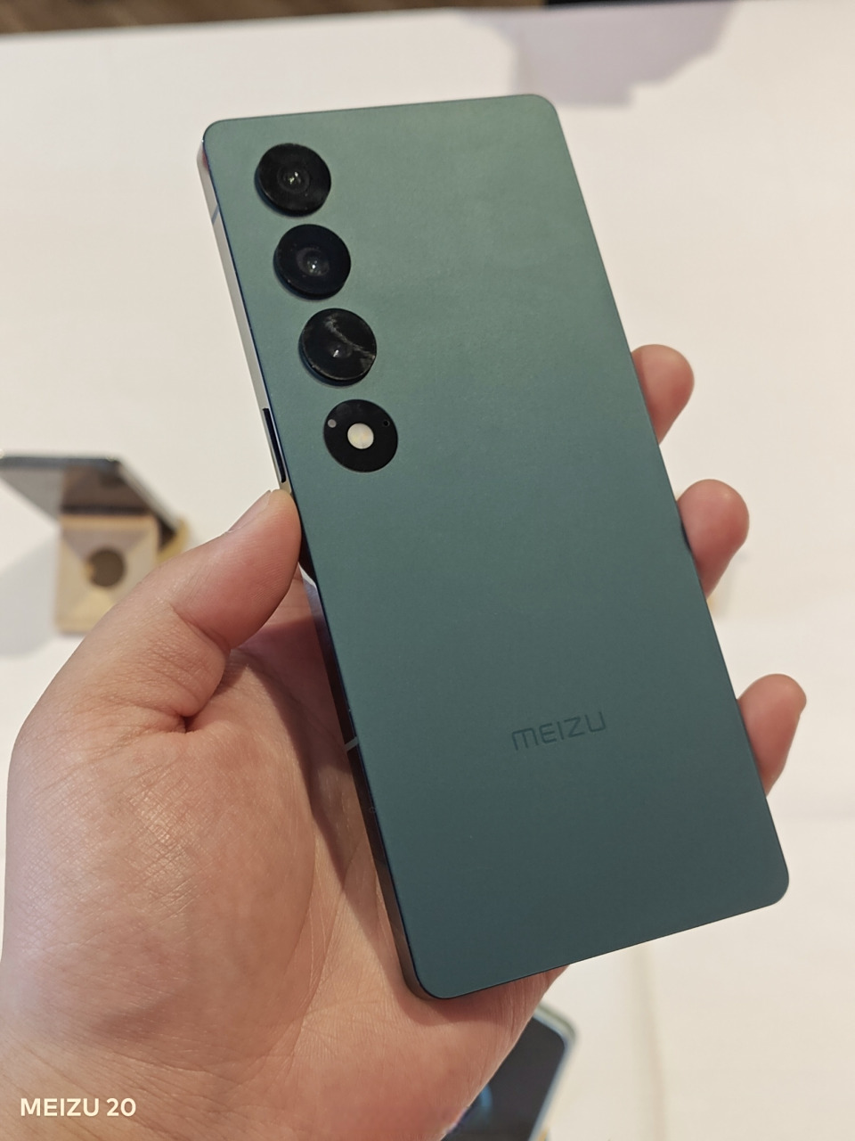 魅族20无界版绿色真机,屏幕可以,四边等窄,随便边框有点宽,双面泰坦