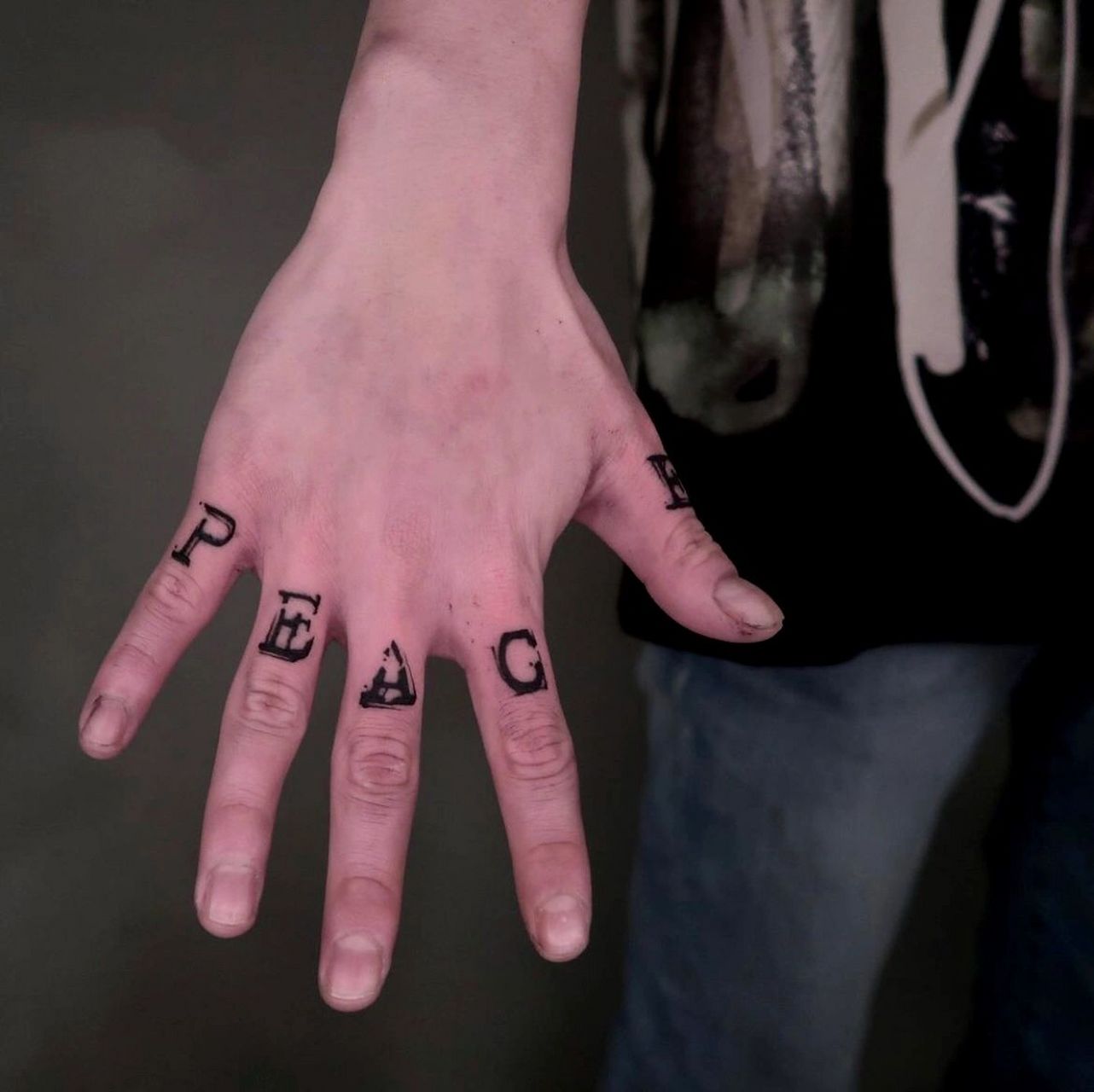 dan bao tattoo | 特拉法尔加·罗| 手背纹身 dan bao tattoo