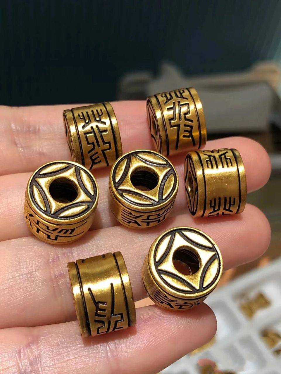 周大福转运珠 周大福饕餮图腾路路通复古黑金工艺 饕餮纹首先出现在