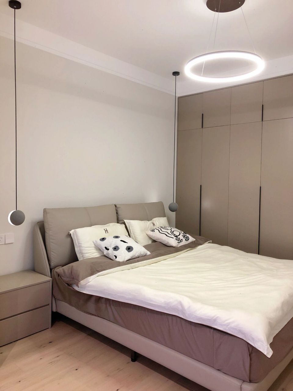 简单美貌并存 怎么都看不腻 一直想要一个暖色调的卧室 选了原木地板