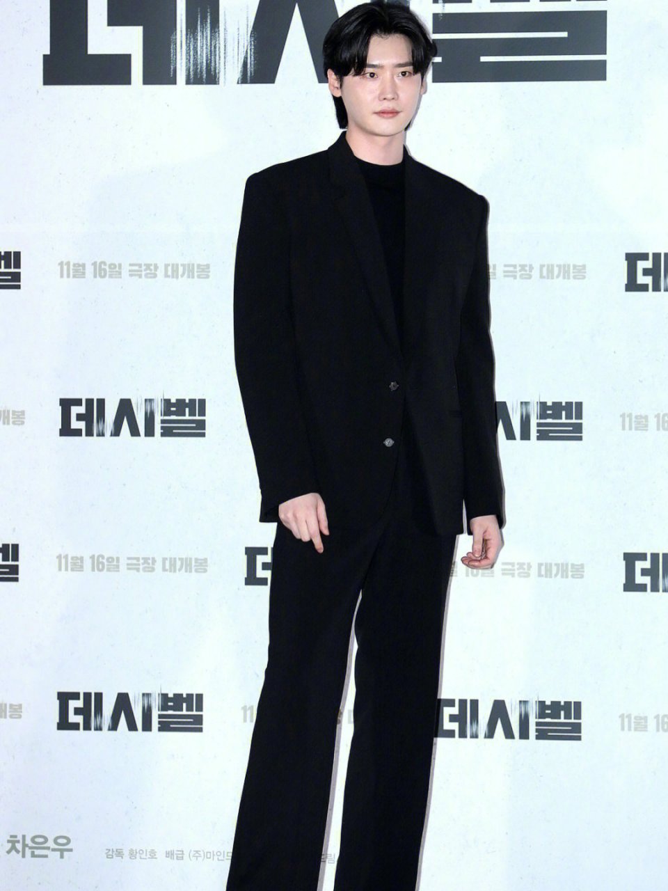 李钟硕今日活动状态,白是真的白,但这个发型达咩