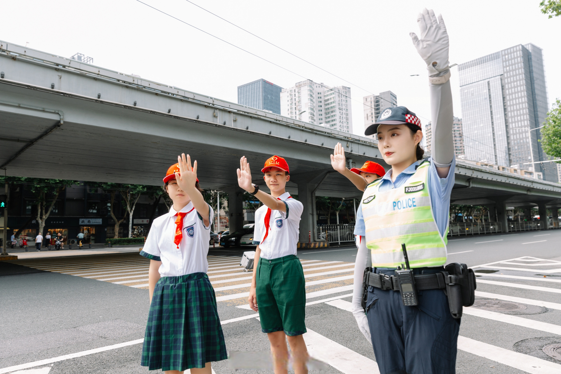 【学生交警共携手  平安体验"暑"中行 "慧说交通"实景交通安全课堂
