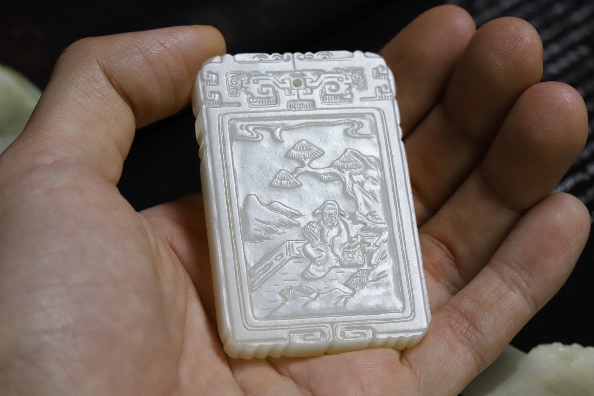 藏品规格;长4.38公分 宽0.78公分 高6.7公分 重65克 .