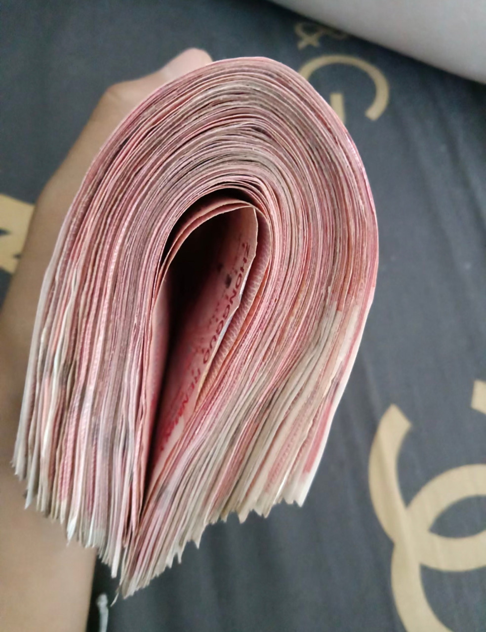 原来一万块有这么厚#原来一万块钱竟然有这么厚,现在用手机支付对钱