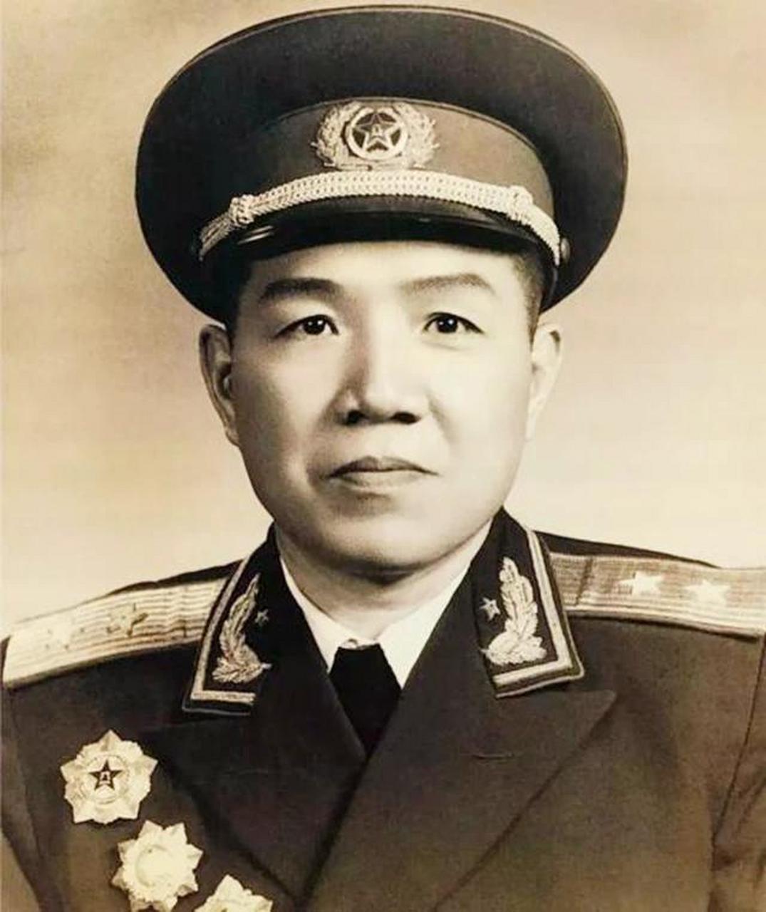 1955年梅嘉生任海军东海舰队副司令员时,率我军顾问团访问越南.
