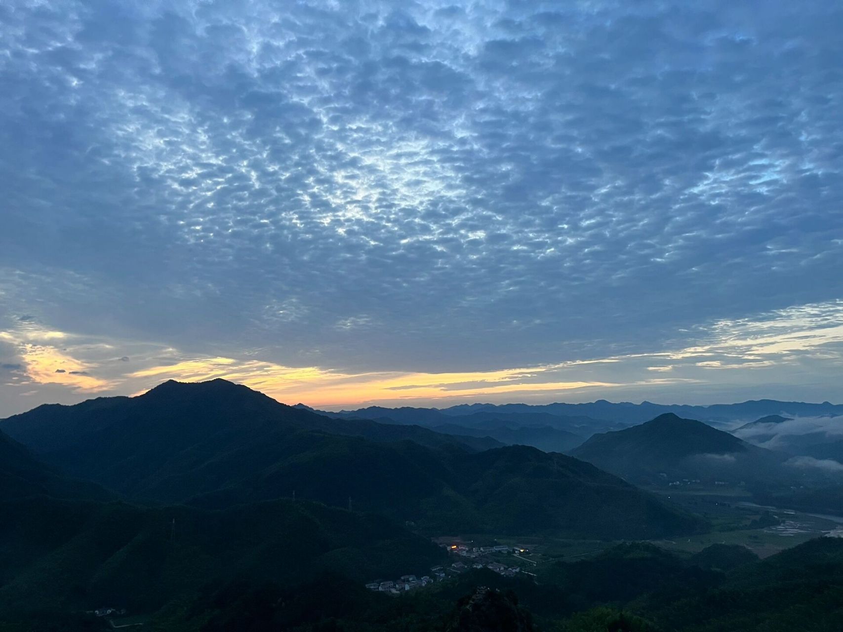 屋脊山攻略 夜爬屋脊山. 准备工作:无 1.背包,带水,带点食物.