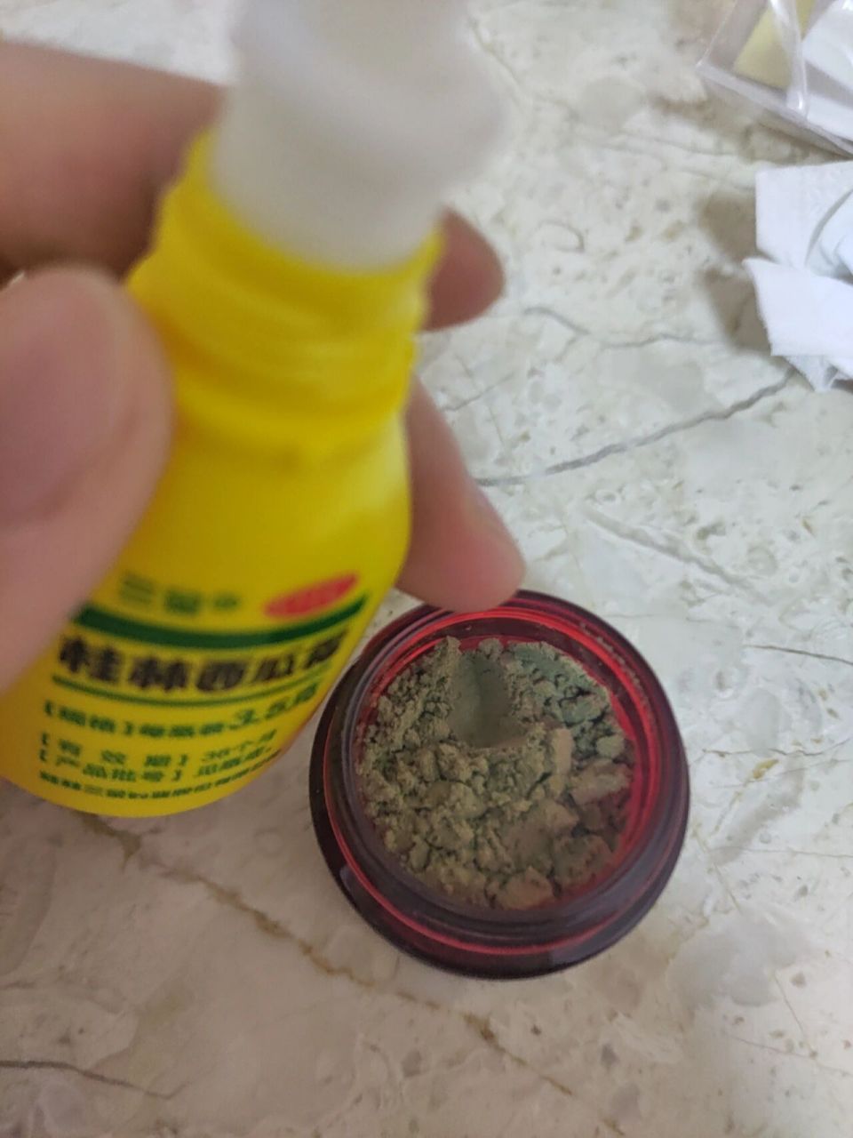 西瓜霜正确用法 全部倒出来在小瓶里压实,用手或者棉签按在溃疡上比