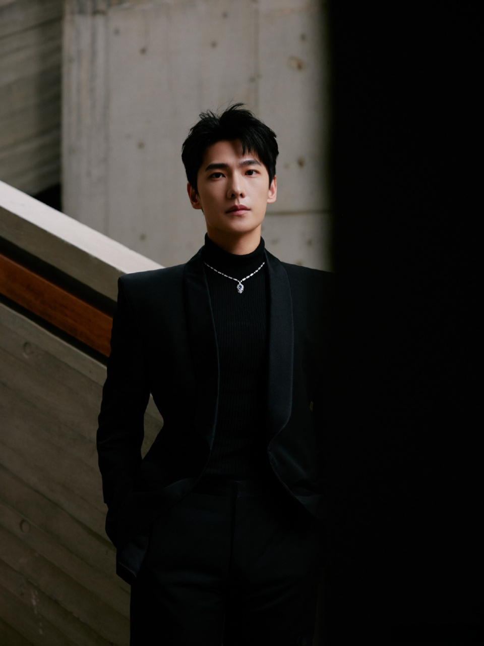 栩栩华生时尚文化大赏#杨洋一身黑色西服出席活动,每一帧都是大片帅 