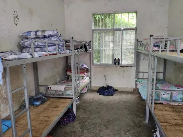 昨天去烟台送孩子开学,看到了他的学校宿舍,心情颇感复杂