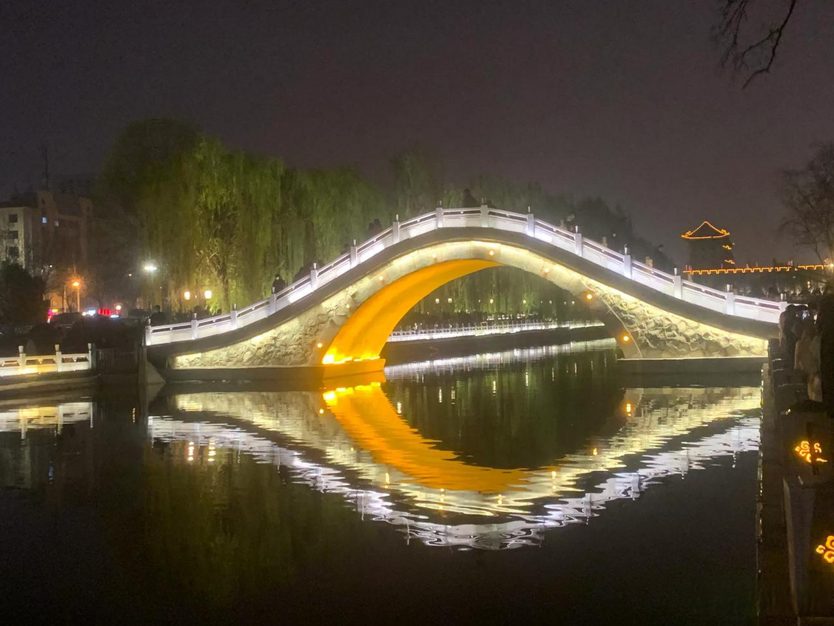 月亮桥火了,拍照打卡的把桥两边都占据满了.