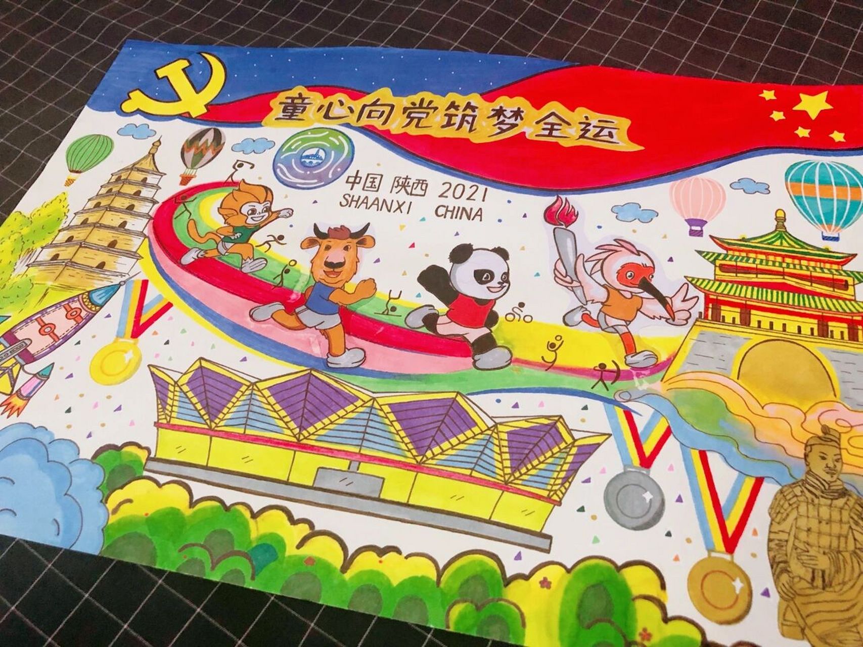 童心向党筑梦全运手抄报 单位要考核,老母亲一边背题一边找素材画画