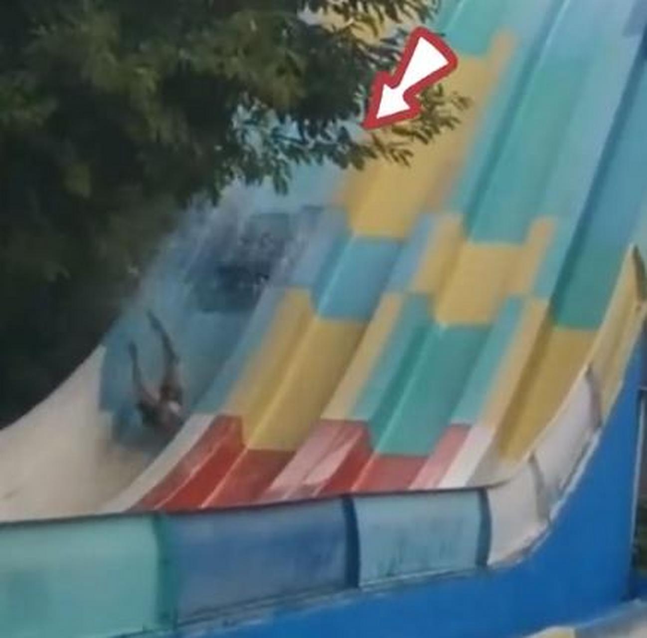 游客玩滑梯下滑时被弹飞02】近日,重庆,一名游客在游乐园玩滑梯