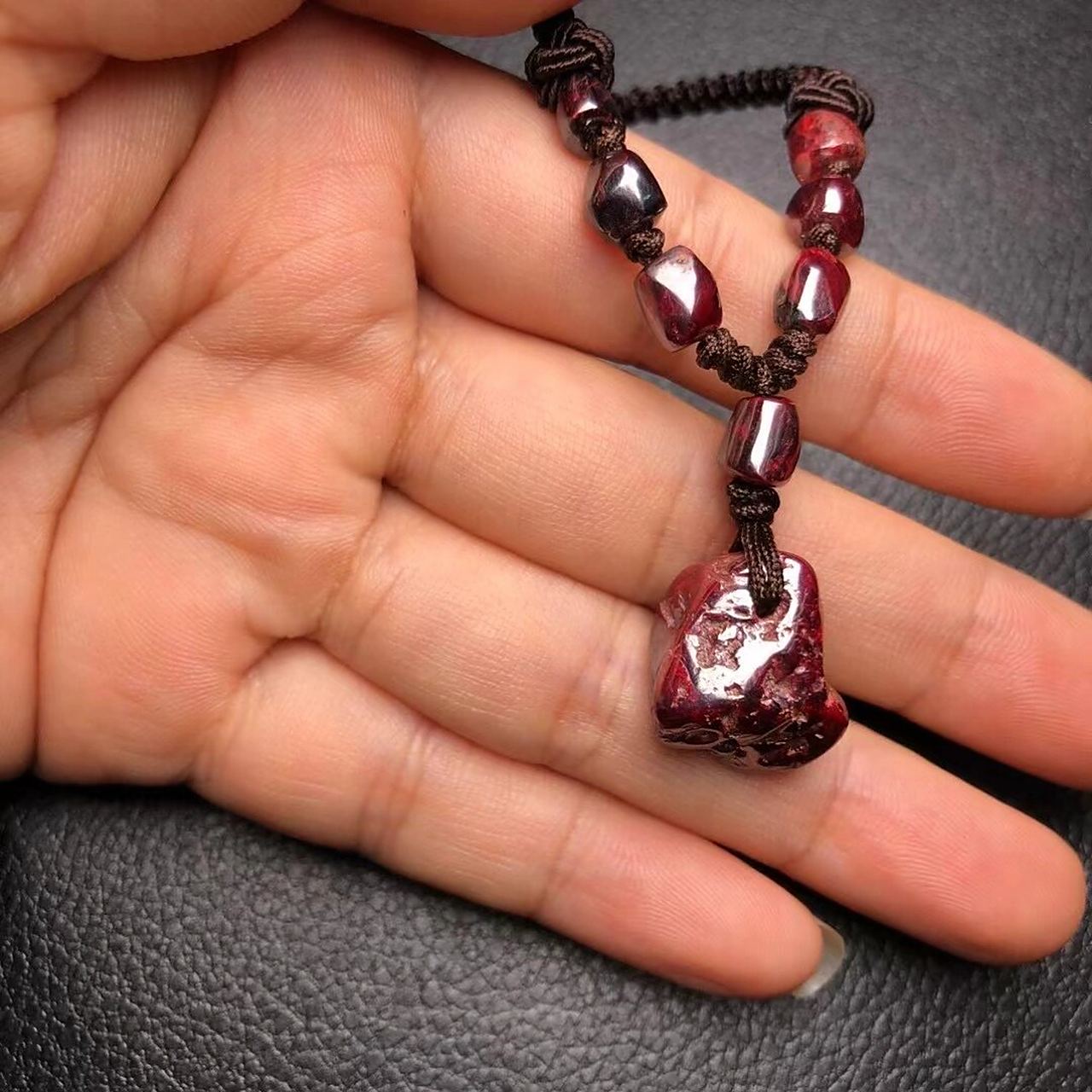 天然朱砂原石 天然朱砂原石晶体吊坠超透 规格:17*14*11mm 克重:16.8g