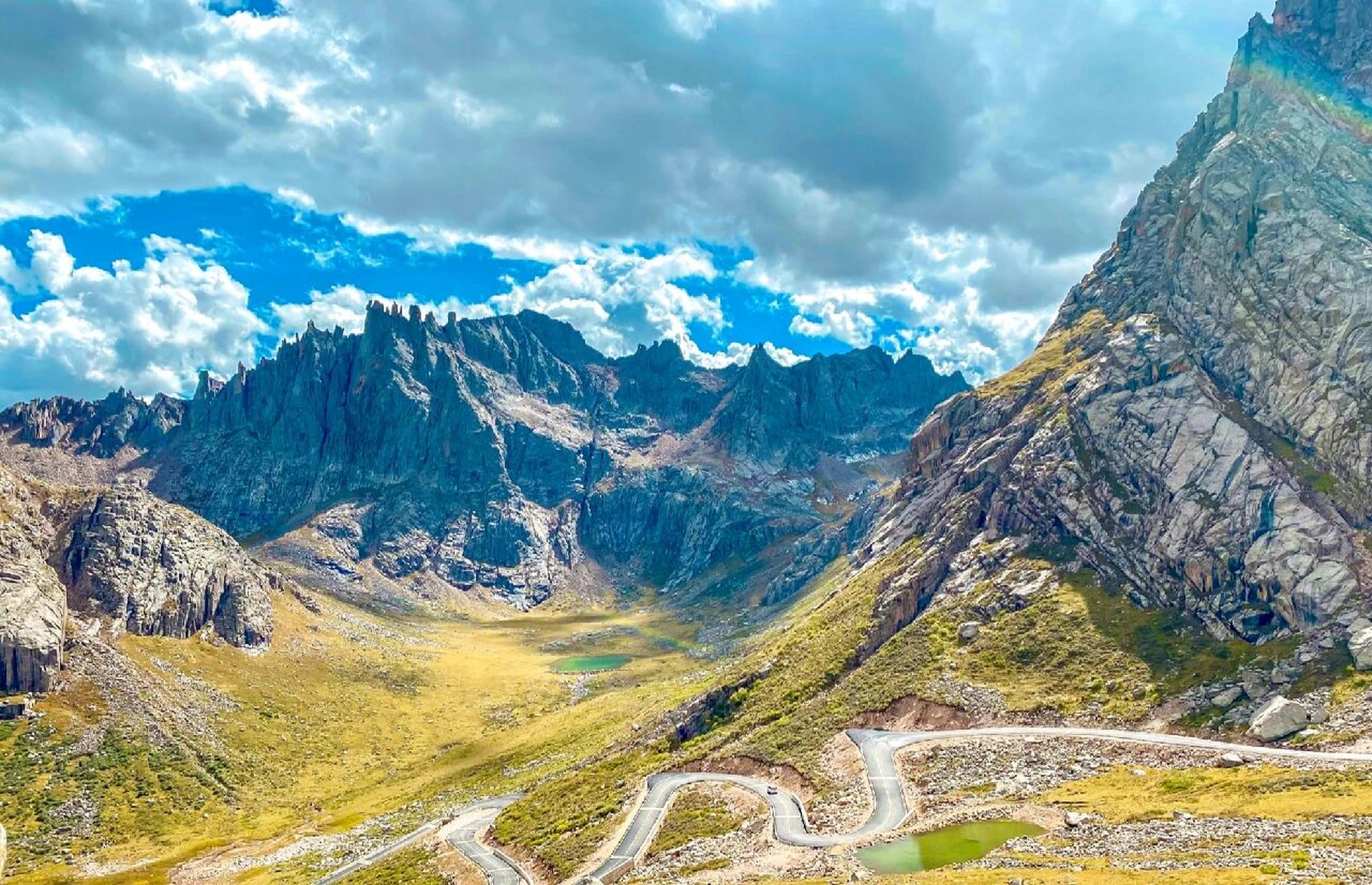莲宝叶则是巴颜额拉山南段支脉的风景区,位于四川省阿坝州阿坝县和