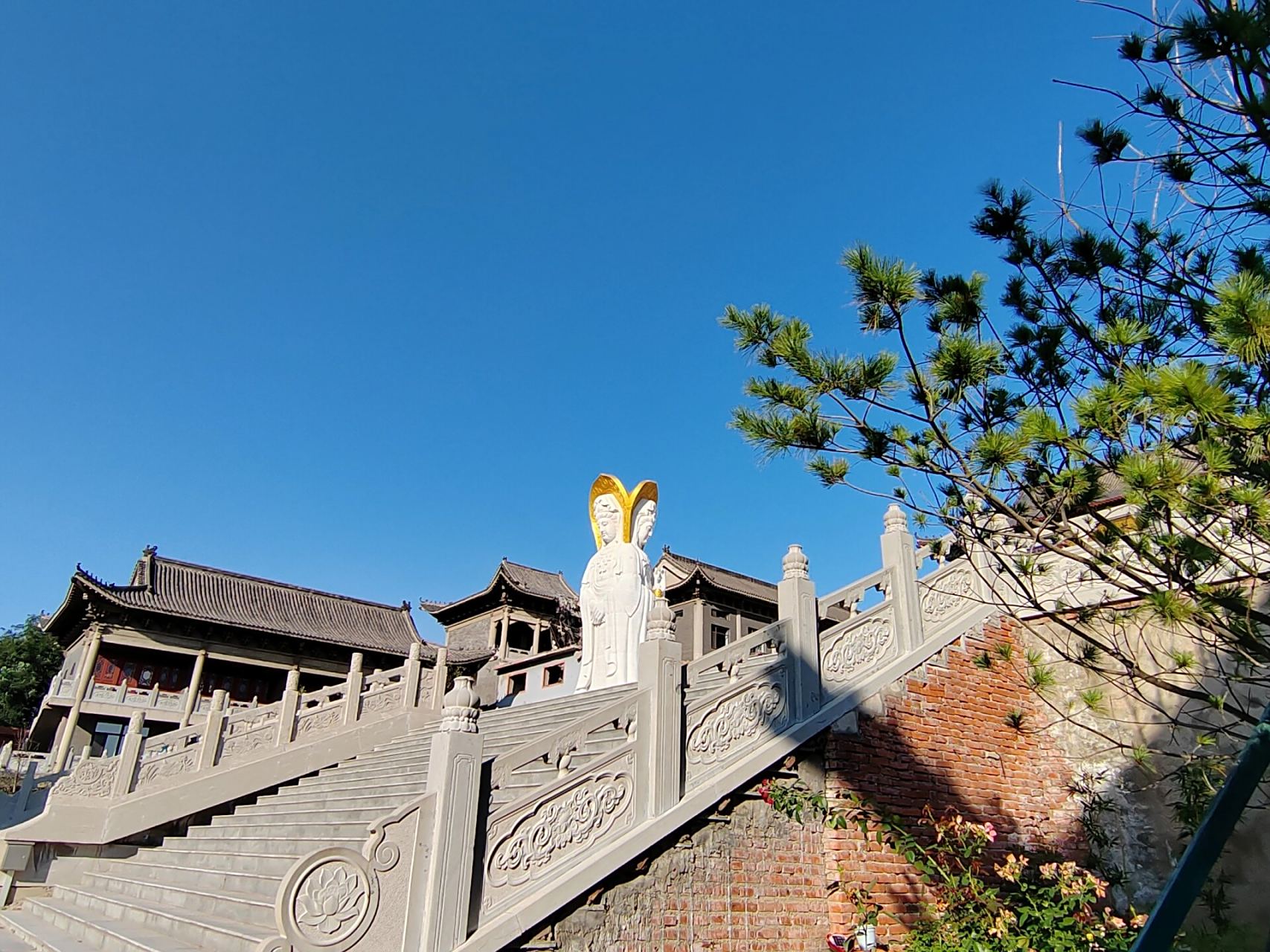 葫芦岛普度寺 从葫芦岛往锦州走的时候看到了一个寺庙,就停下来溜达