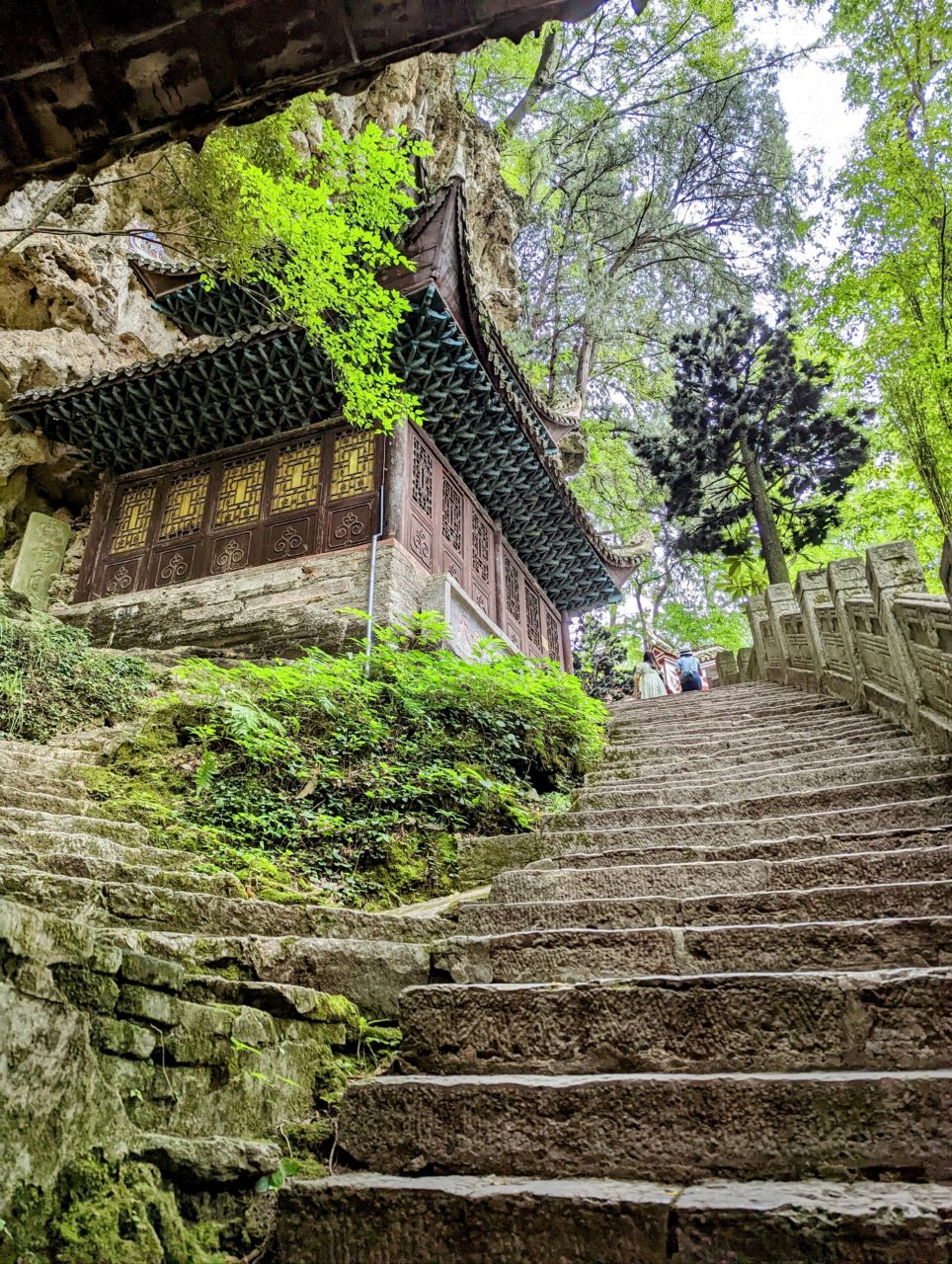 贵州黄平 飞云崖 继续访古,来到贵州省黄平县的飞云崖.