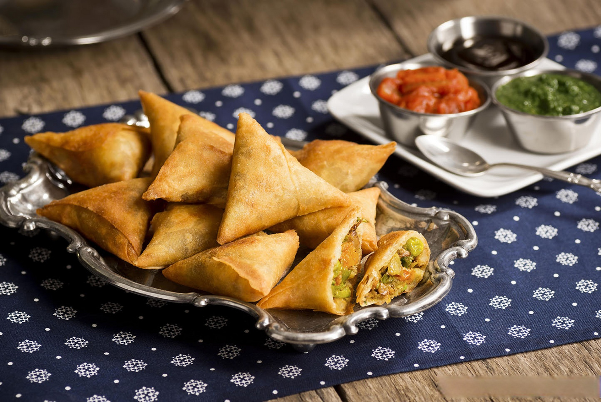 印度版炸咖喱饺子:萨摩莎 萨摩莎(samosa)是一种外形呈三角形或四角形