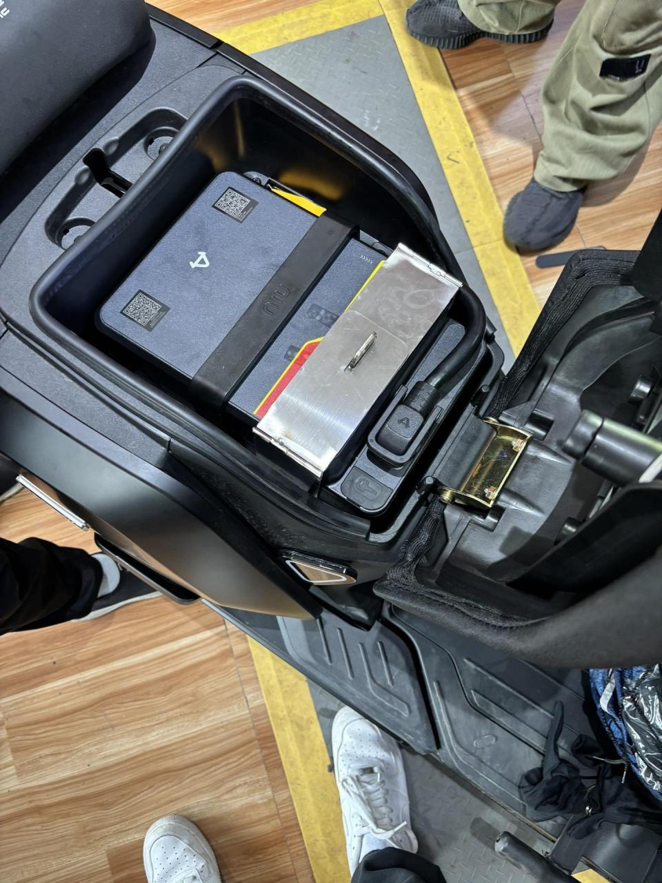 小牛nxt大师版定制电池防盗锁