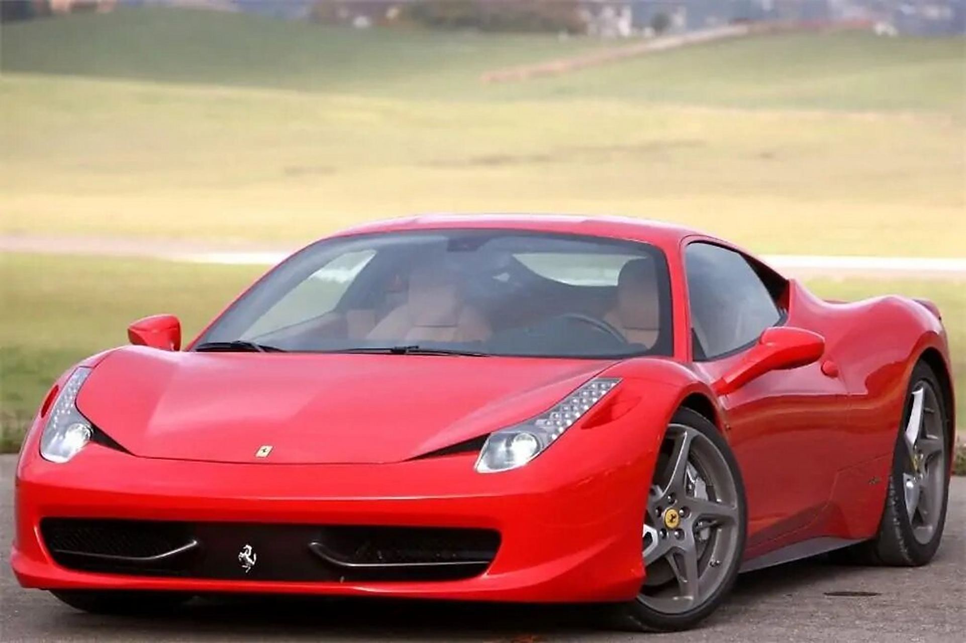 变形金刚真人电影里的迪诺车型 迪诺车型为法拉利458跑车,但是迪诺的