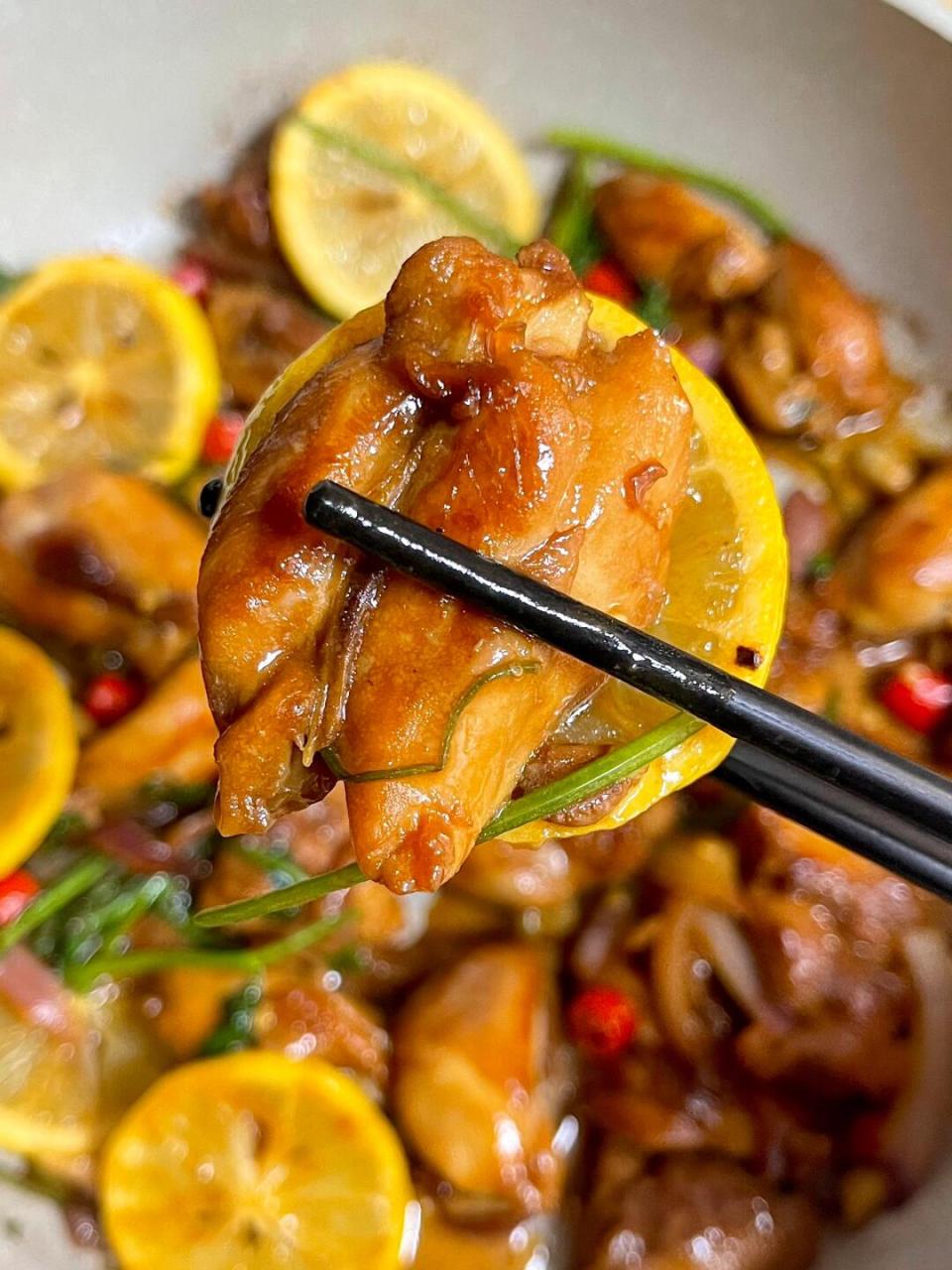 鲜嫩多汁的鸡腿肉夹杂着柠檬的清香 简直清新爽口!