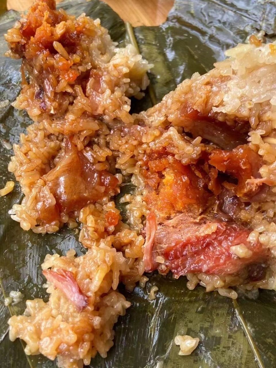 虽然粽子有很多,但我独爱海南粽子 尤其是正宗的定安黑猪粽,12个小时