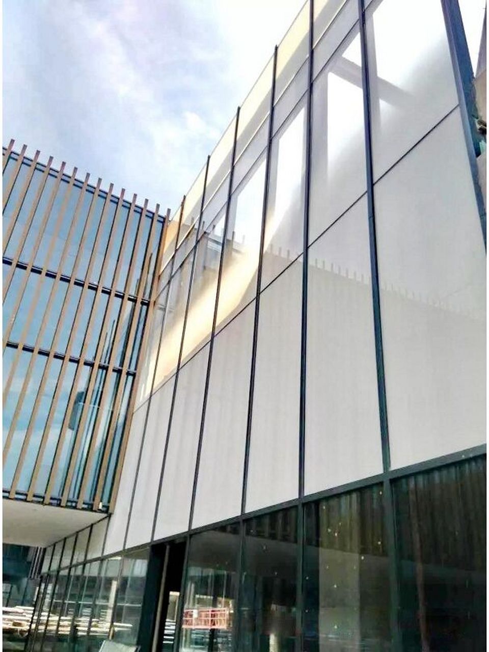 优于铝包钢系统,是理想的装饰性钢型材,已被大面积运用于玻璃幕墙中