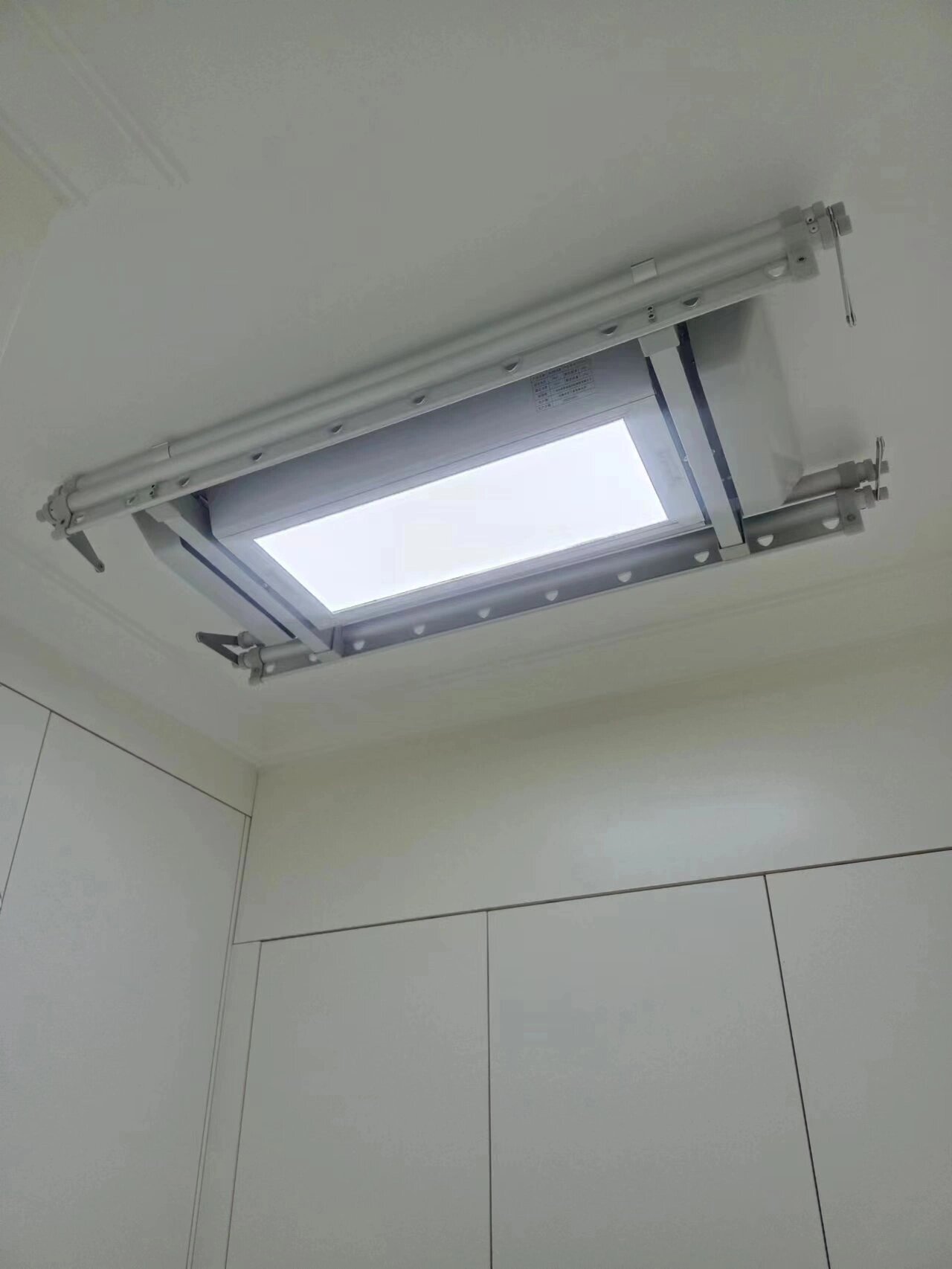 小阳台迷你晾衣架 恋伊 电动嵌入式隐藏晾衣架遥控升降阳台智能语音