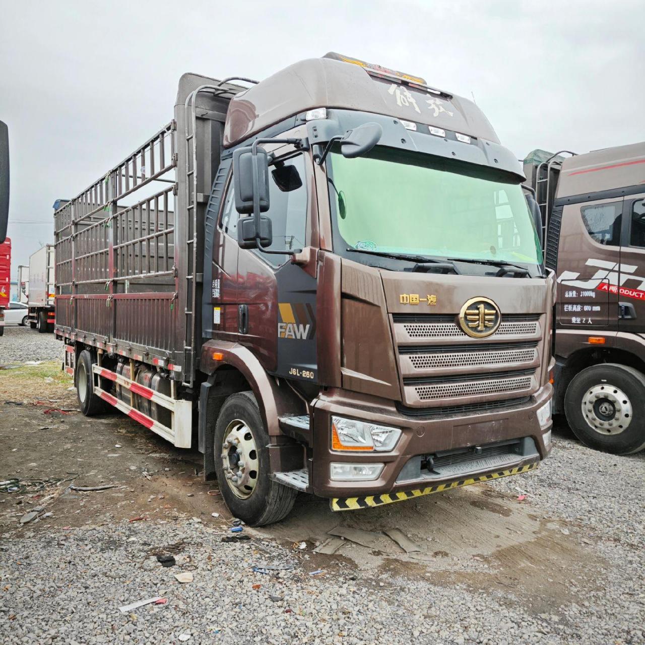 8米解放j6l高栏载货车,22年3月,260马力锡柴发动机,国六排放,带驻车