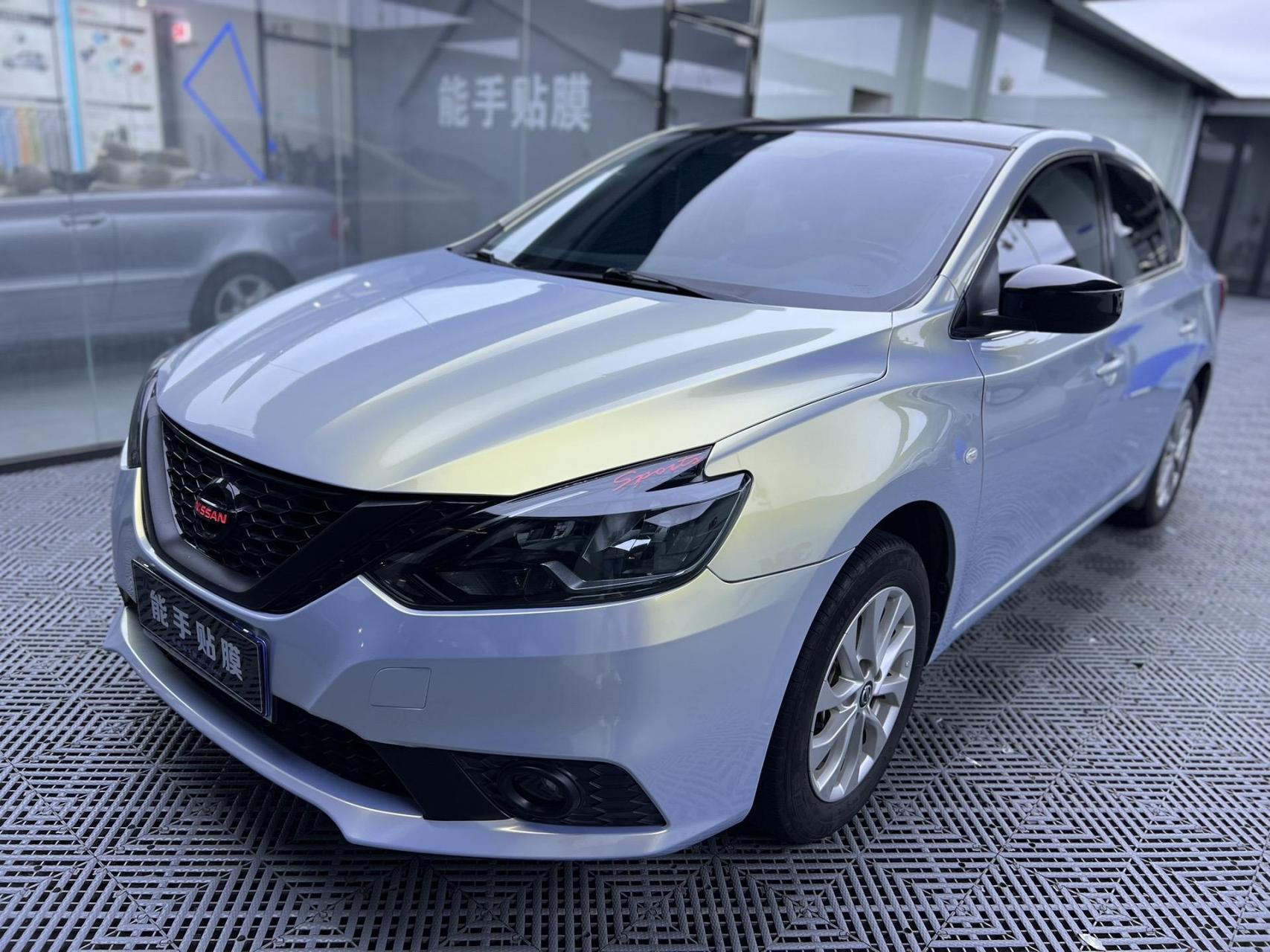 每天一台车衣/改色实拍案例,今日分享:日产轩逸改色pet远峰蓝魅金,无