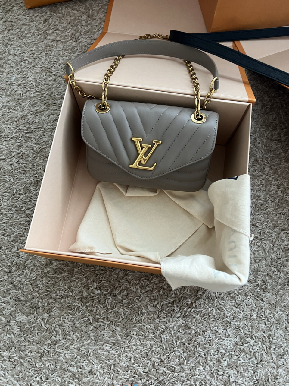 西班牙的lv价格简直香出天际 求人从西班牙代购的lv ,算上欧元汇率和