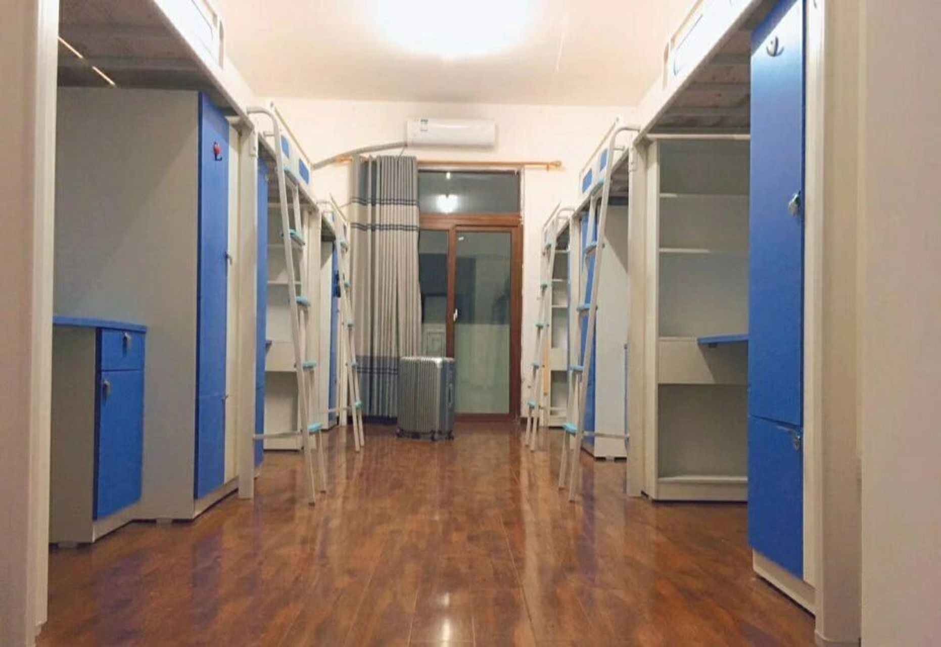 移通学院宿舍和书院环境 宿舍上床下桌,配独立卫浴和空调