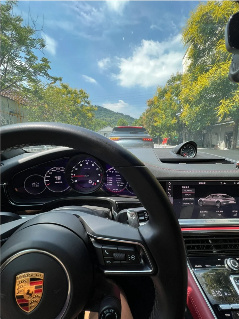 开车图片 07手握方向盘,感受车辆的稳定前行,享受驾驶的乐趣与自由.