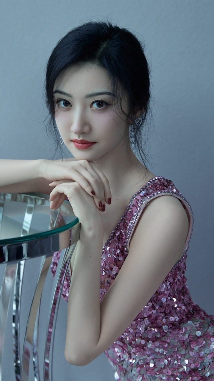 景甜夏日穿搭高清壁纸:随性扎发,优雅礼裙,浪漫绮丽闪亮迷人