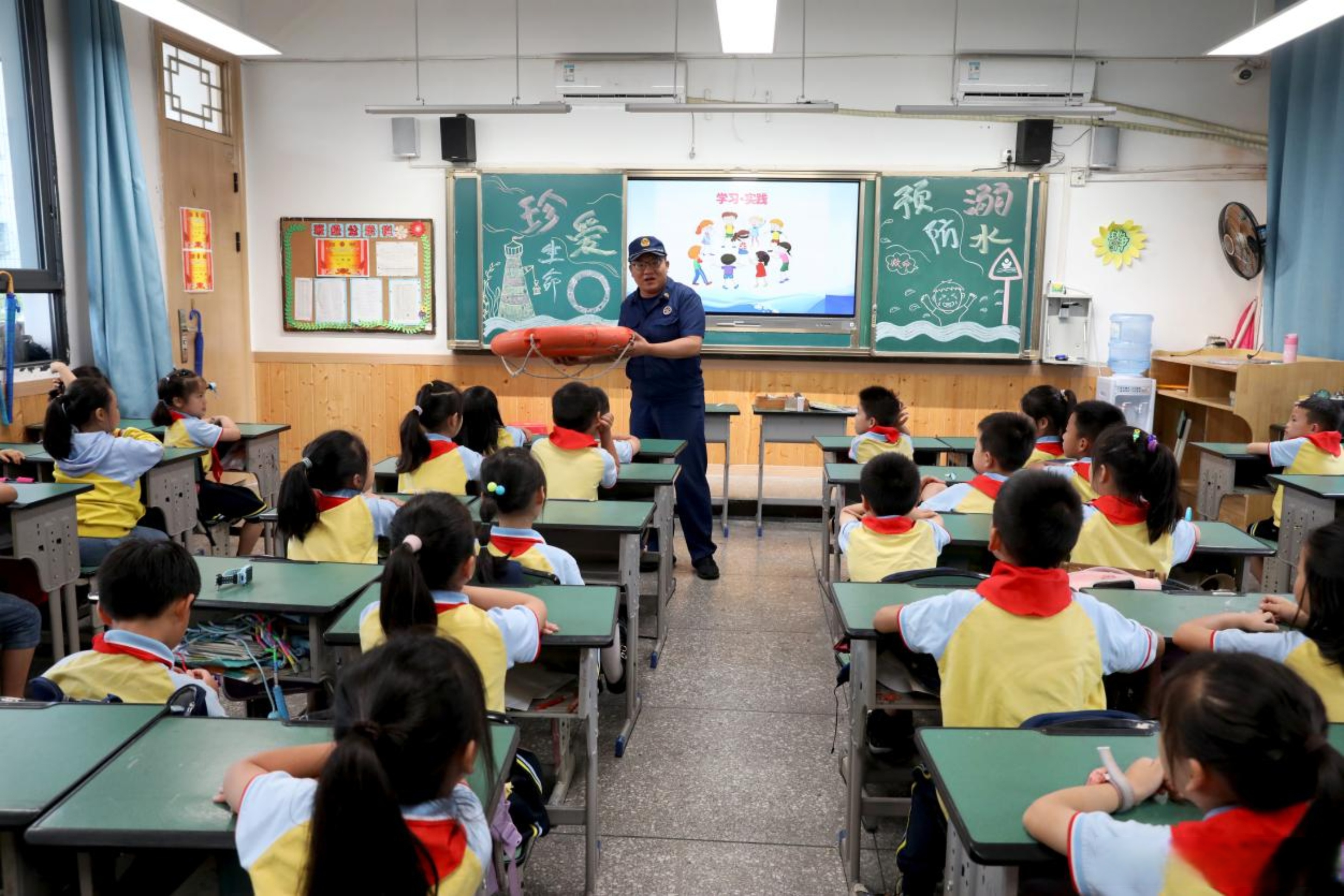 暑期防溺水 消防来支招6月26日,在四川省广安市广安区思源小学二年级