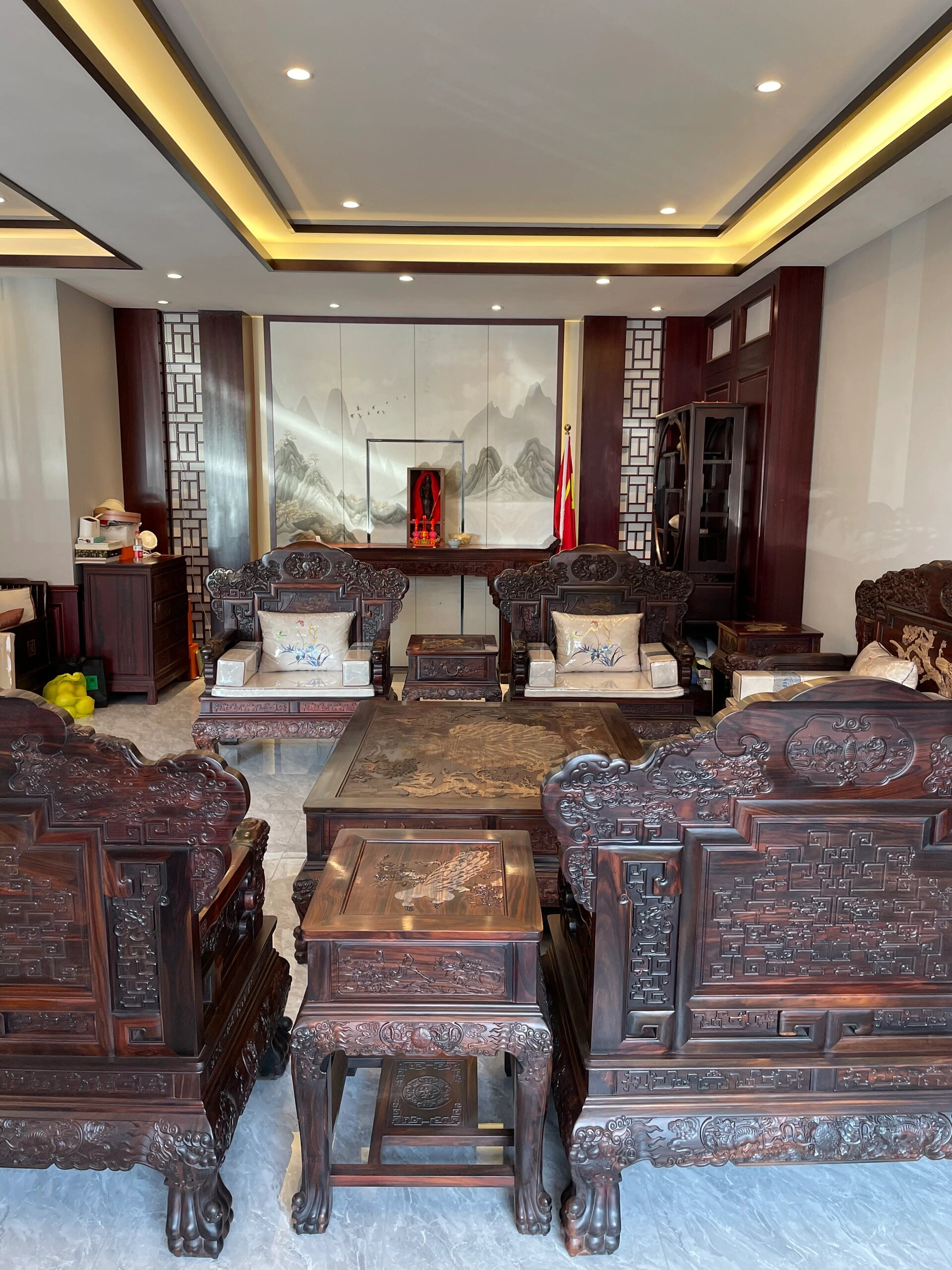 自建房客厅布局,搭配红木家具确实上档次