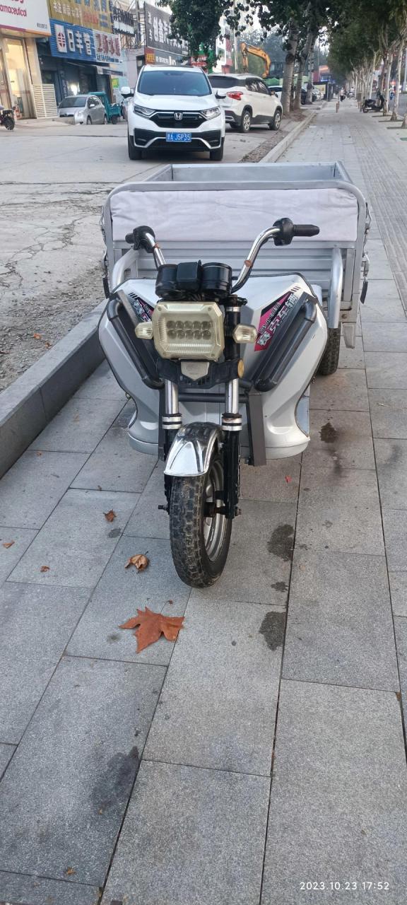 二手赛克电动三轮车,斗长一米六,宽一米一,带高低档.60负45安电瓶!