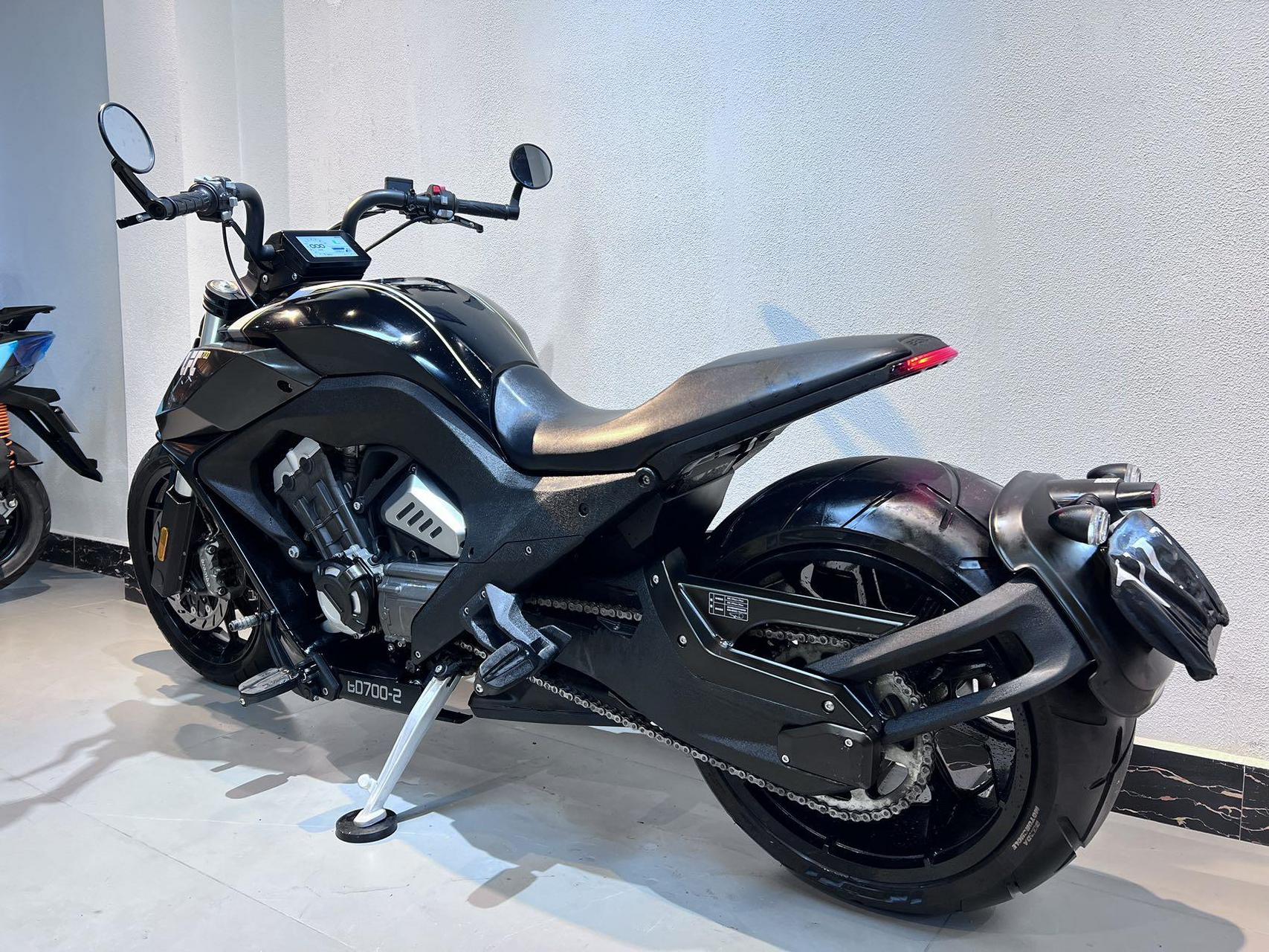 奔达02燎700 四缸电喷,鲍鱼刹车,  abs 大屏液晶,后胎320巨无霸