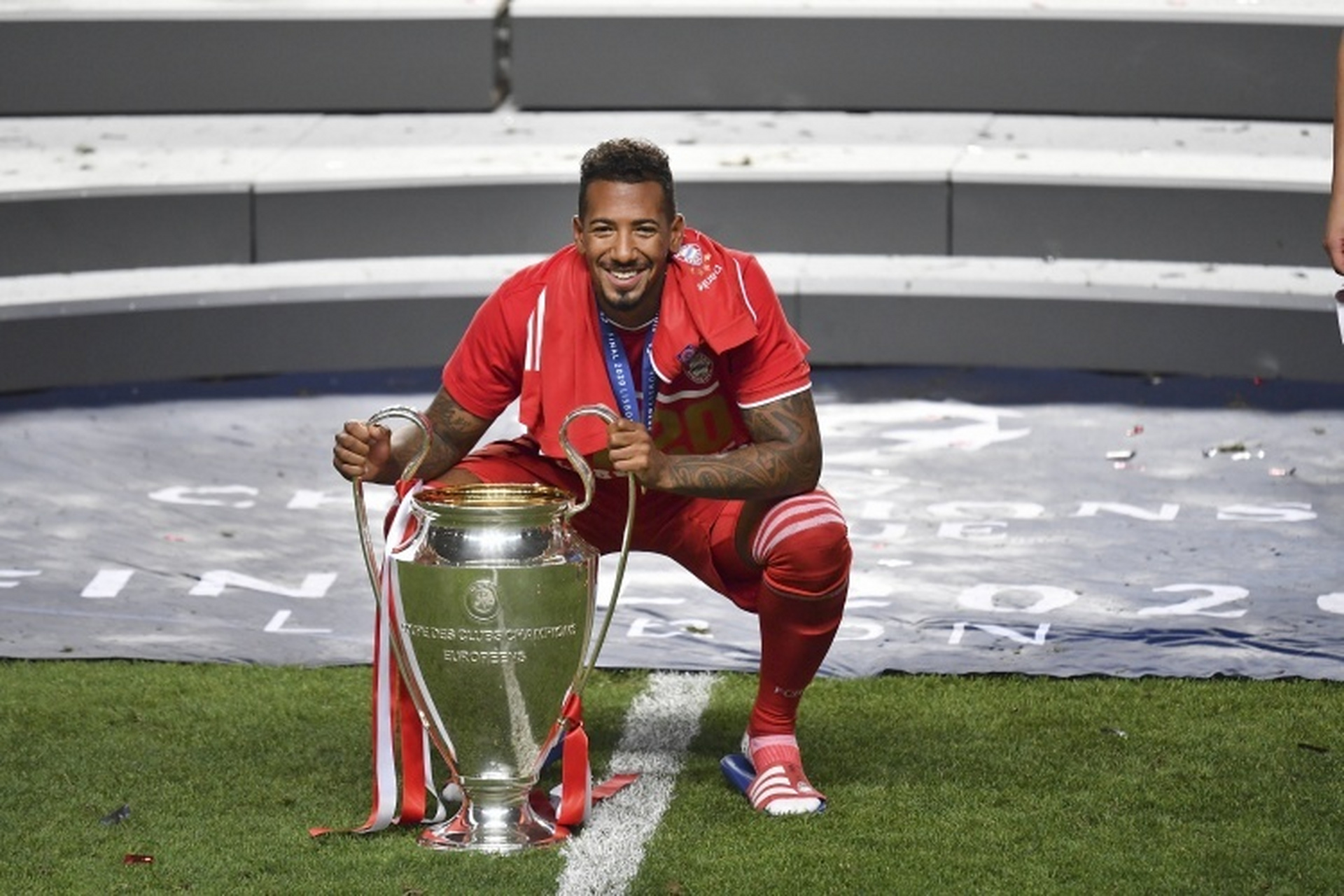 德天空独家:拜仁在运作35岁后卫博阿滕的回归,球员目前是自由身