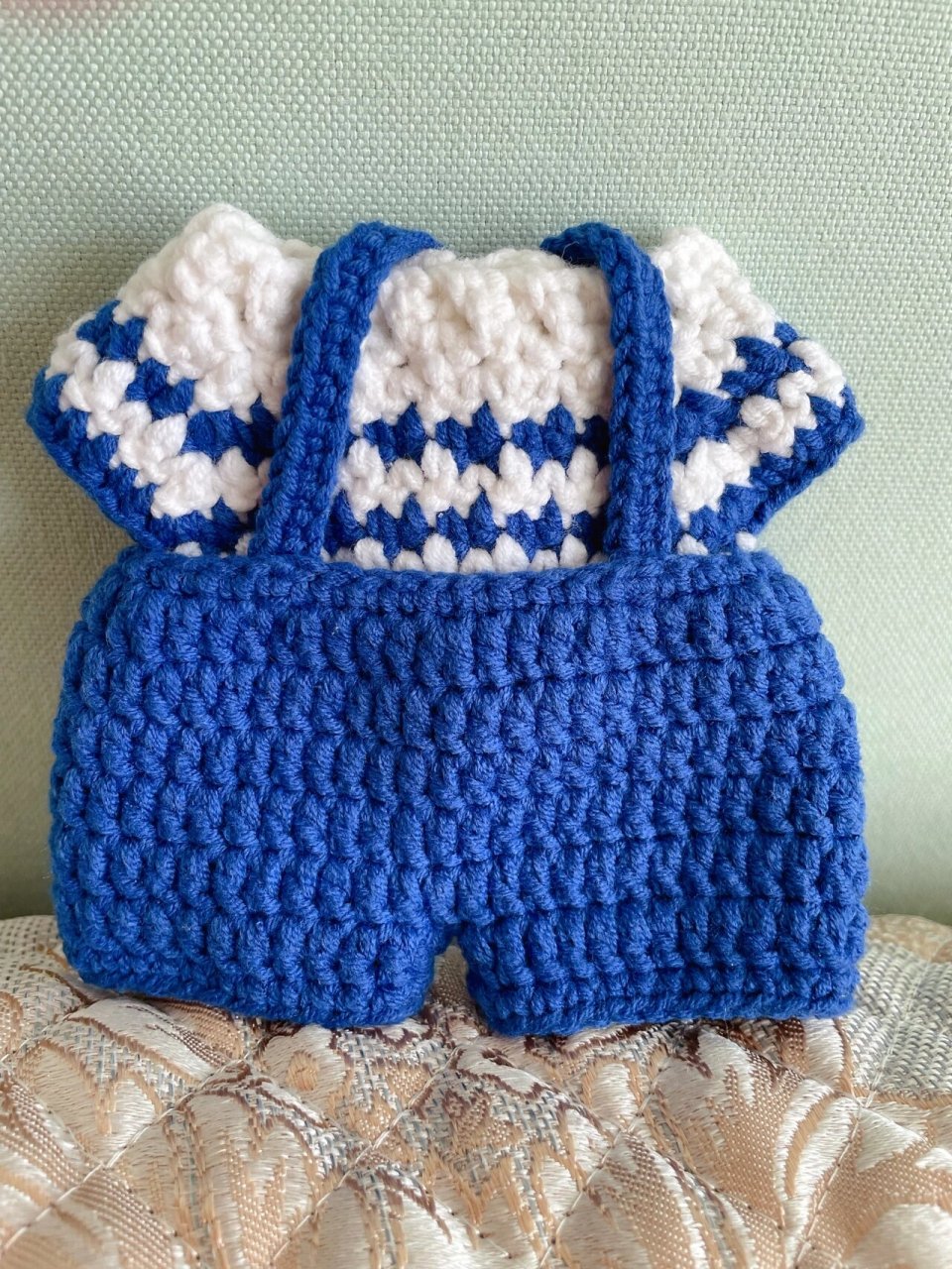 20cm棉花娃娃毛线钩织娃衣 五股毛线 宝蓝色与白色搭配钩织毛衣 在