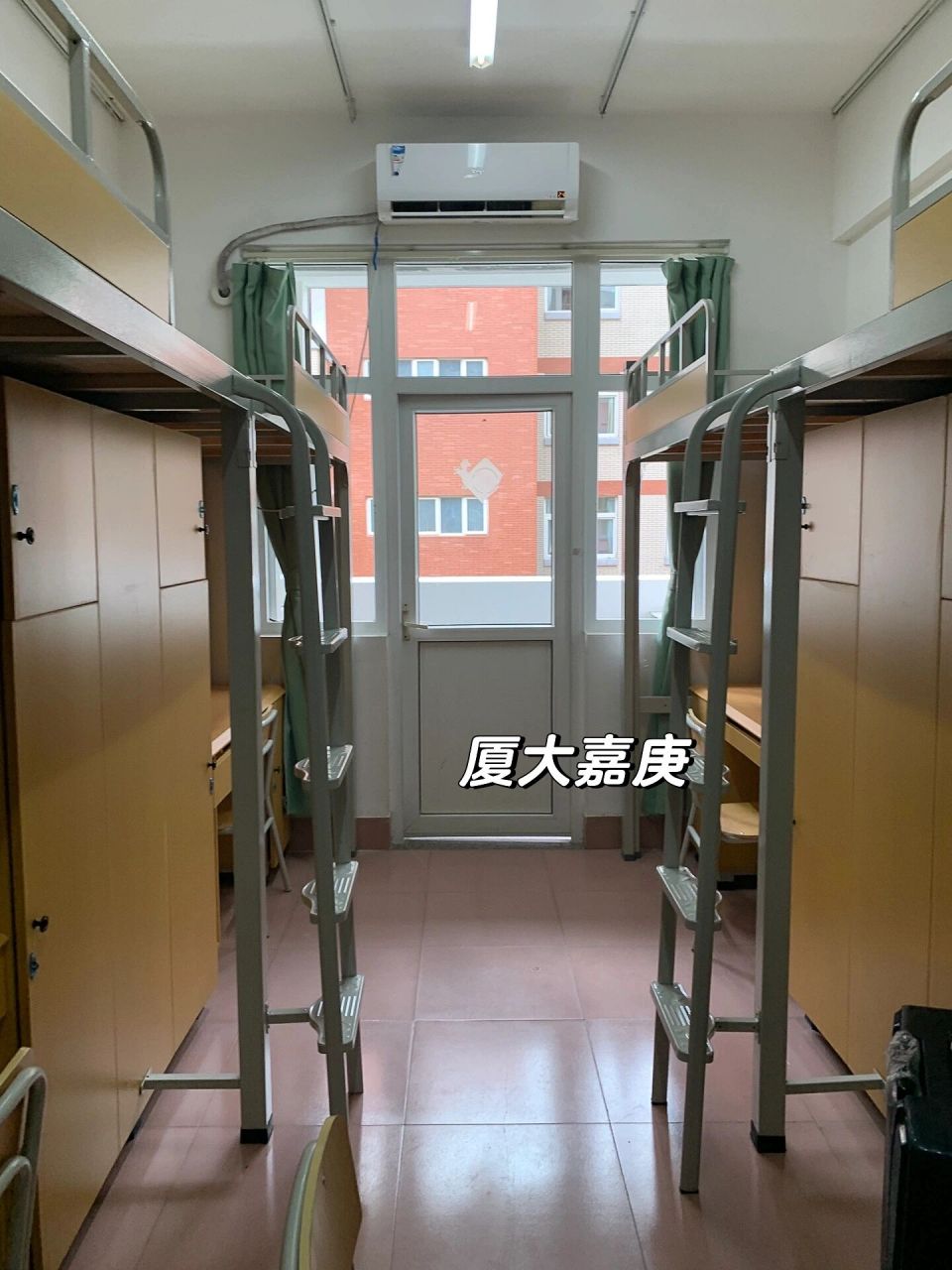 厦门大学嘉庚学院(宿舍篇) 嘉庚学院都是上床下桌(除了二人间) 不过