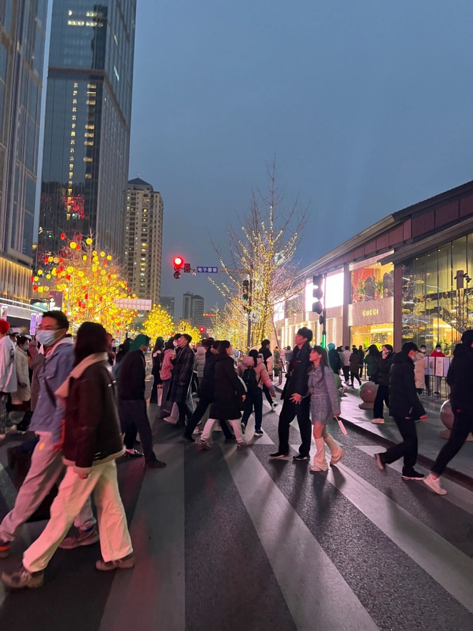 不得不说成都的美女真的太多啦,时尚潮人聚集地,太古里街道随处可见的