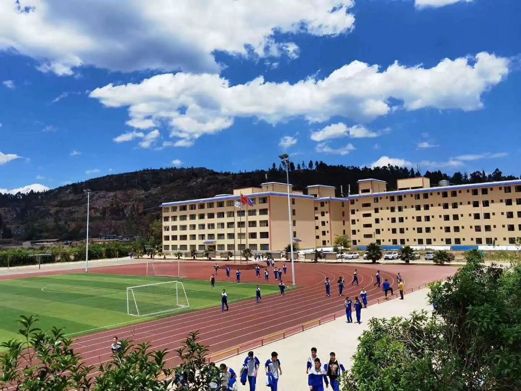 昆明海亦丰中学高考复读是怎么收费的?