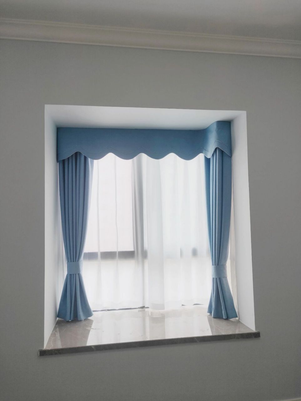 温柔雾霾蓝窗帘,配上电视墙的颜色刚刚好 客厅的雾霾蓝窗帘真是太爱啦