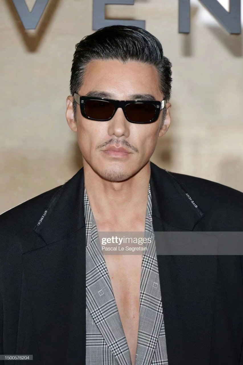 胡兵真空西装撕裂感