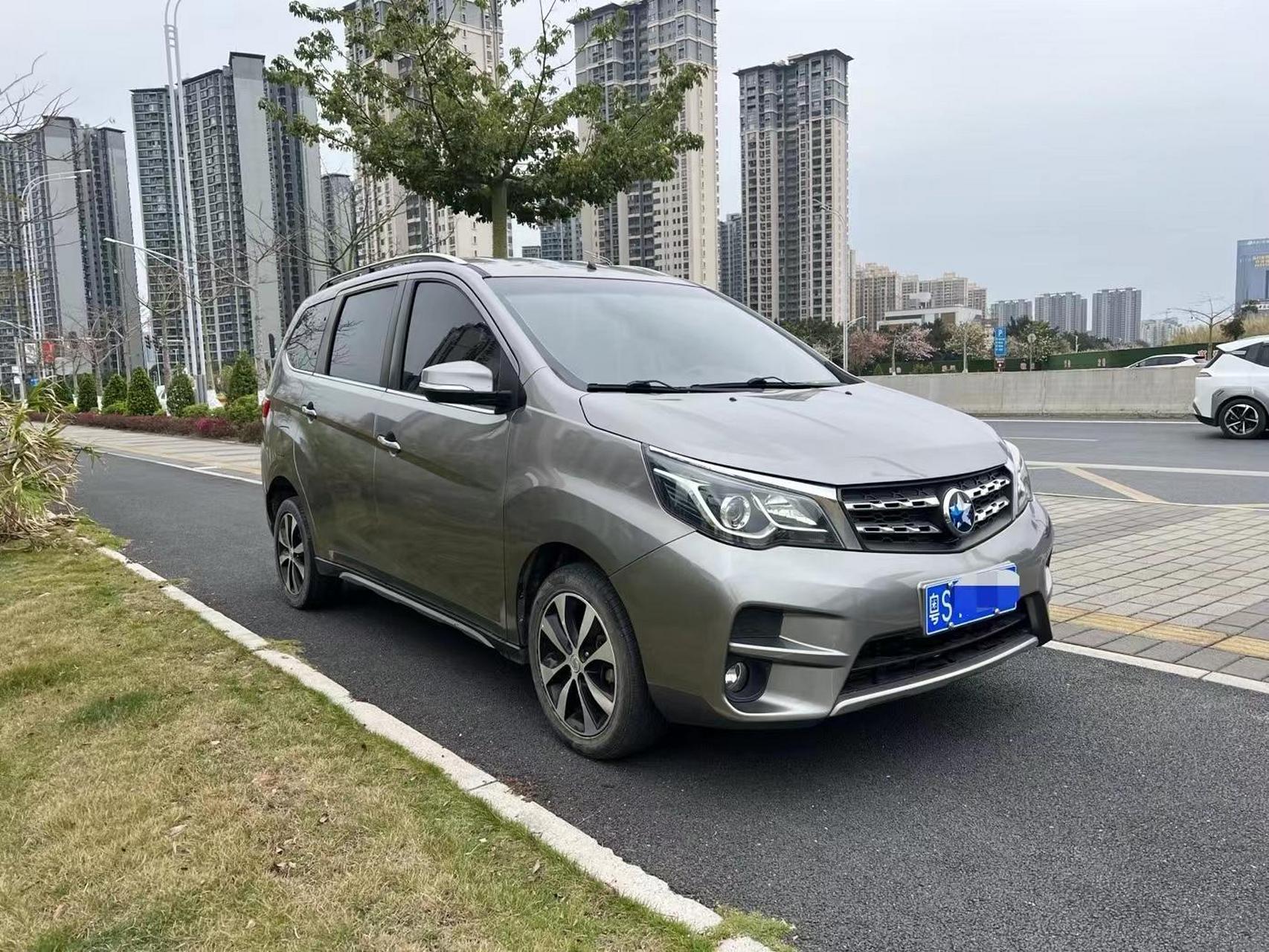 6cvt 豪华版启辰m50v,精品一手车5万多公里,很实用的家用七座mpv,全款