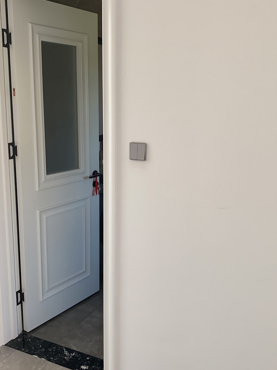 很多宝贝纠结白墙选择什么颜色的开关,给你们看下我家的效果,整体是以