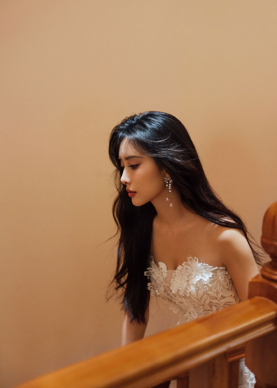 孟子义身着白色蕾丝裙,清爽甜美