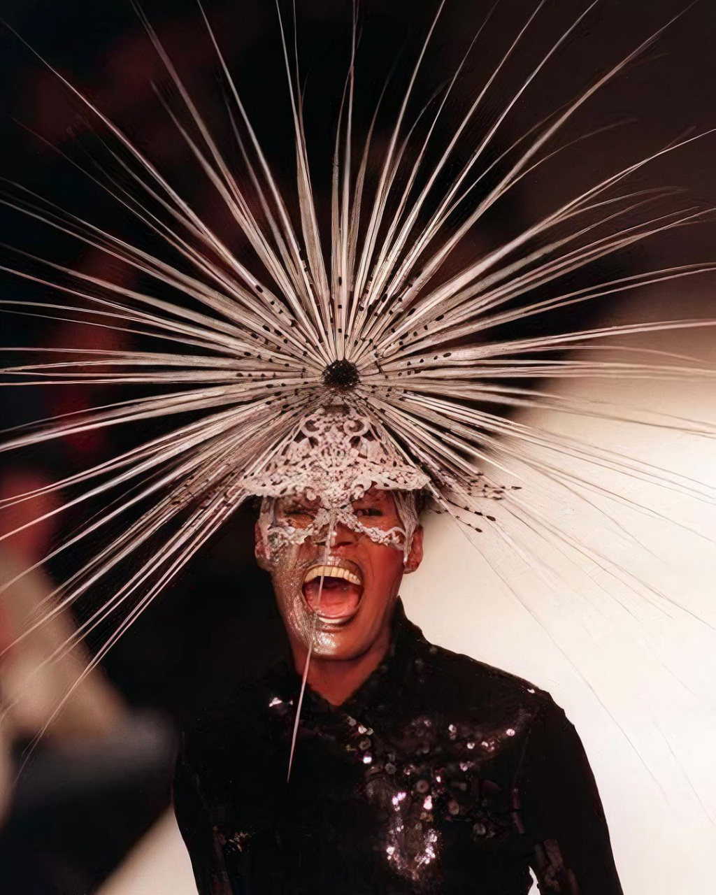 93菲利普·崔西(philip treacy)是一位极具才华的帽子设计师,他通过
