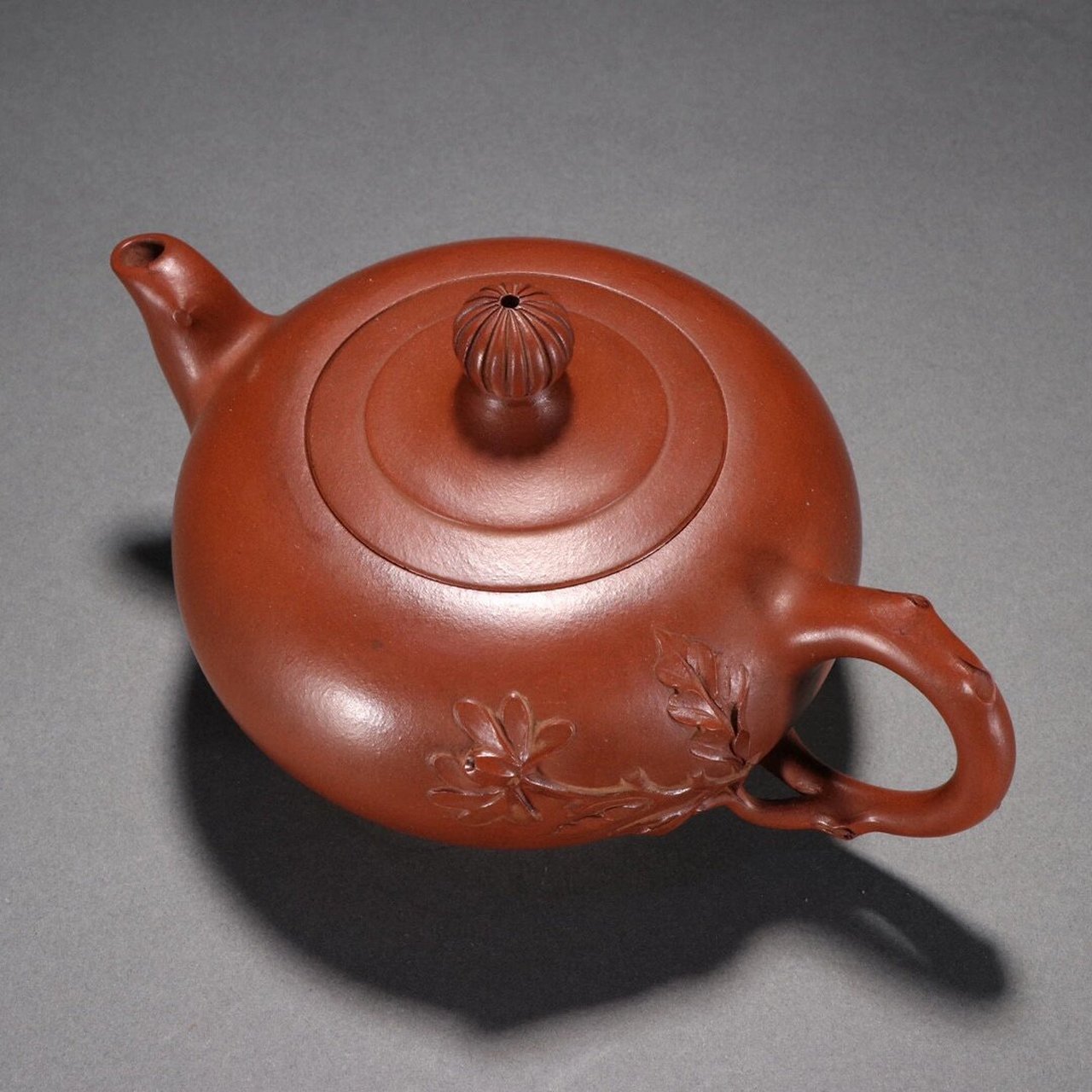 【紫砂花纹茶壶】【周桂珍款】 周桂珍款 紫砂花纹茶壶.